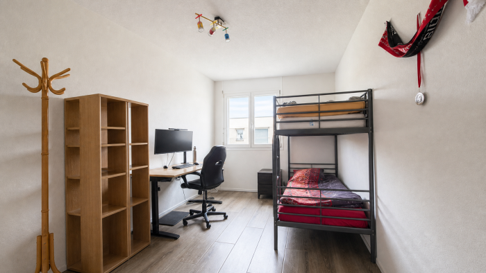 Kinder-/Arbeitszimmer mit Hochbett und Schreibtisch