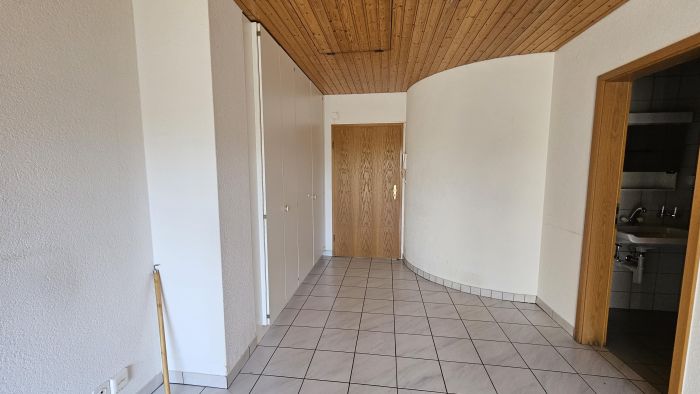 Flur mit Holzdecke und gefliesten Boden