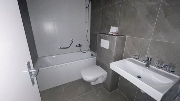 Modernes Badezimmer mit Wanne und Waschtisch