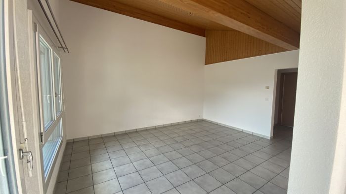Leerer Raum mit Fliesenboden und Holzdecke