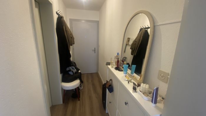 Schmaler Flur mit Garderobe und Konsole