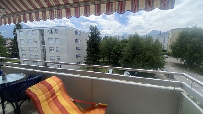 Balkon mit Blick ins Wohnviertel