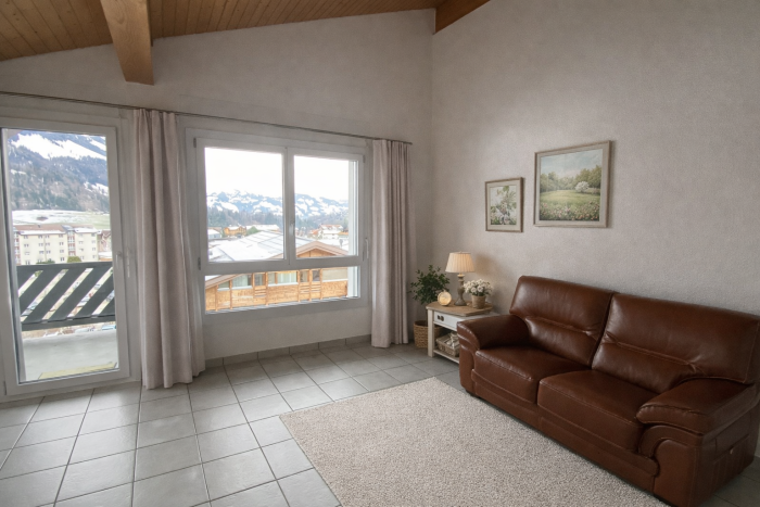 Heller Wohnraum mit Bergblick