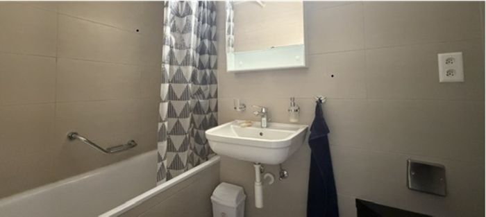 Badezimmer mit Badewanne und Waschtisch