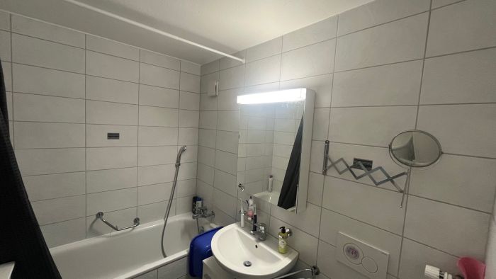 Modernes Badezimmer mit Badewanne und Waschtisch