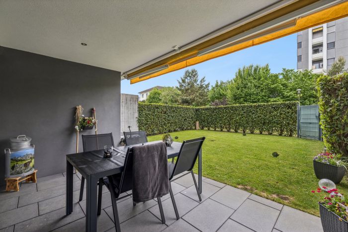 Überdachte Terrasse mit Gartenblick