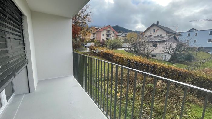 Überdachter Balkon mit Blick ins Wohnumfeld